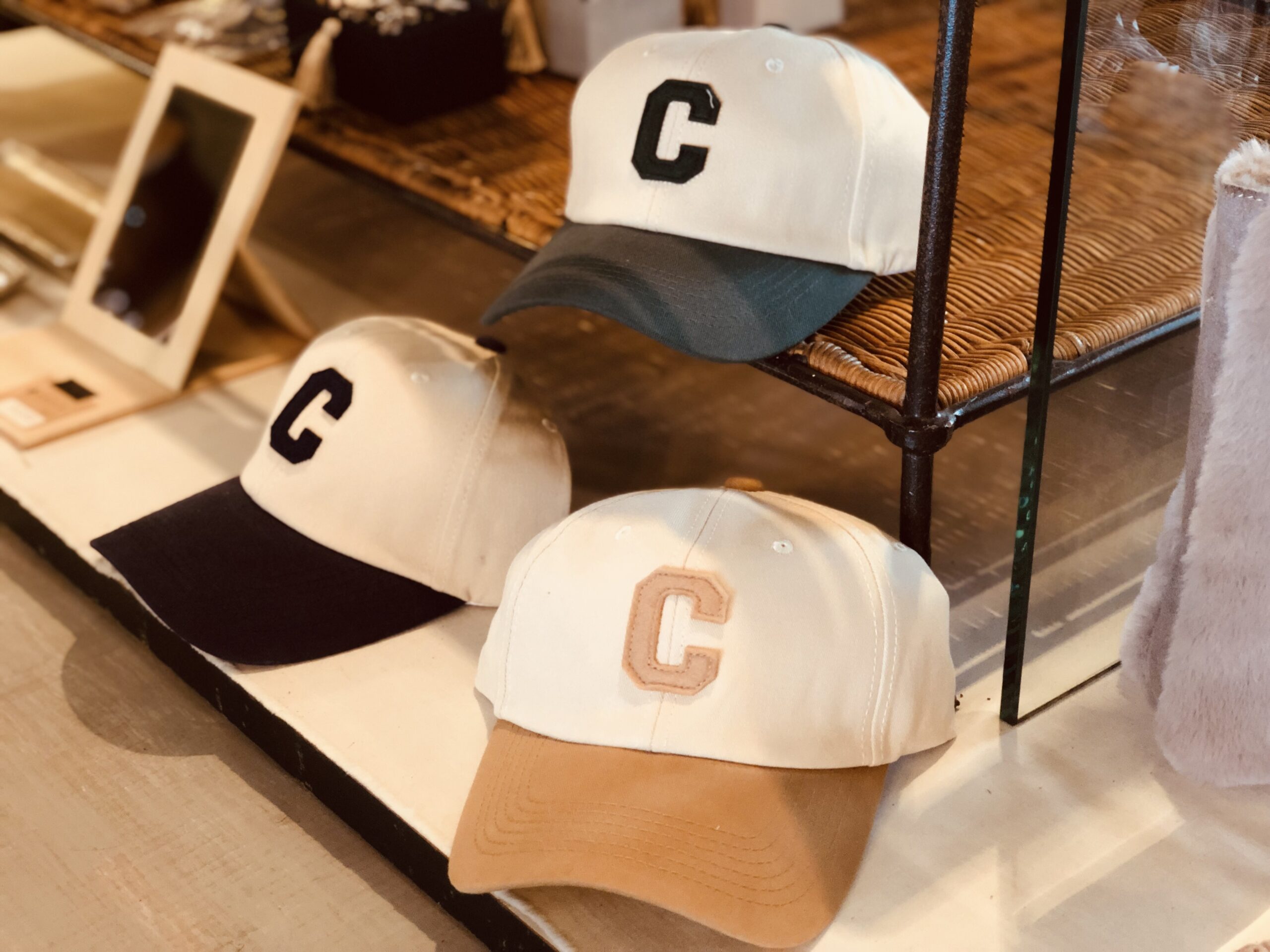 Cワッペンツートンツイルローキャップ