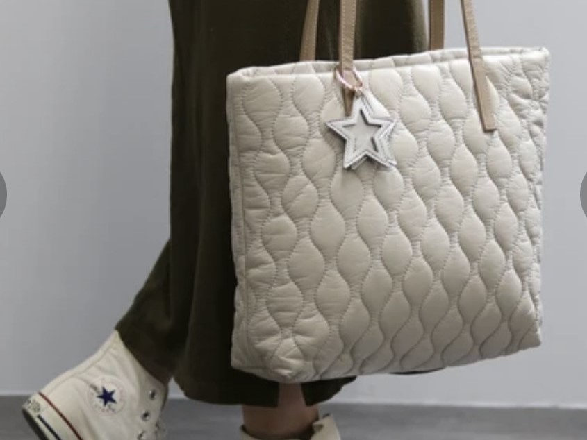 星チャーム付きパテッドバッグ