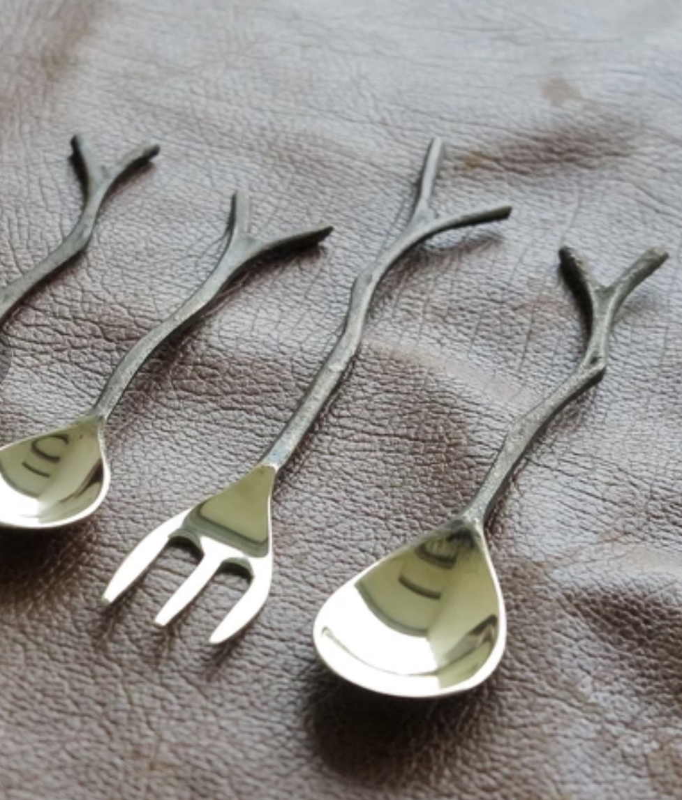 真鍮製の木の枝の型をしたスプーンとフォーク