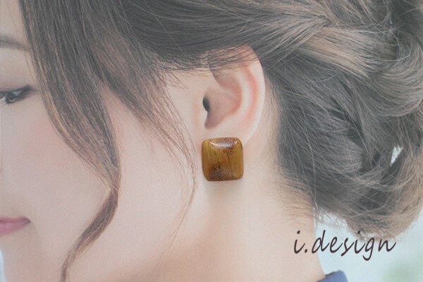 ボリュームスクエアウッドピアス