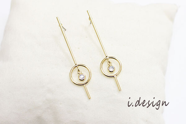 キュービック付きデザインバーピアス