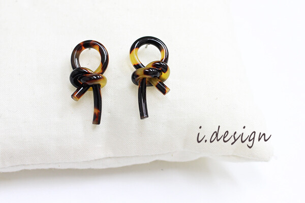 べっ甲風編み込みリボンピアス