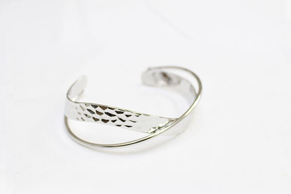 ハンマー加工メタルバングル