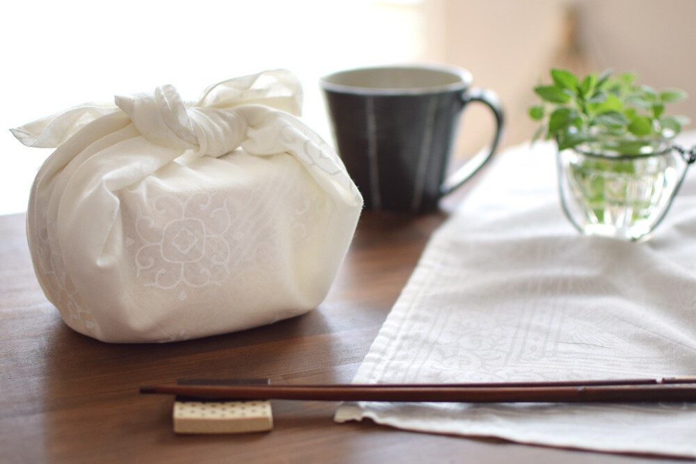 ホワイトブロックプリントハンカチ