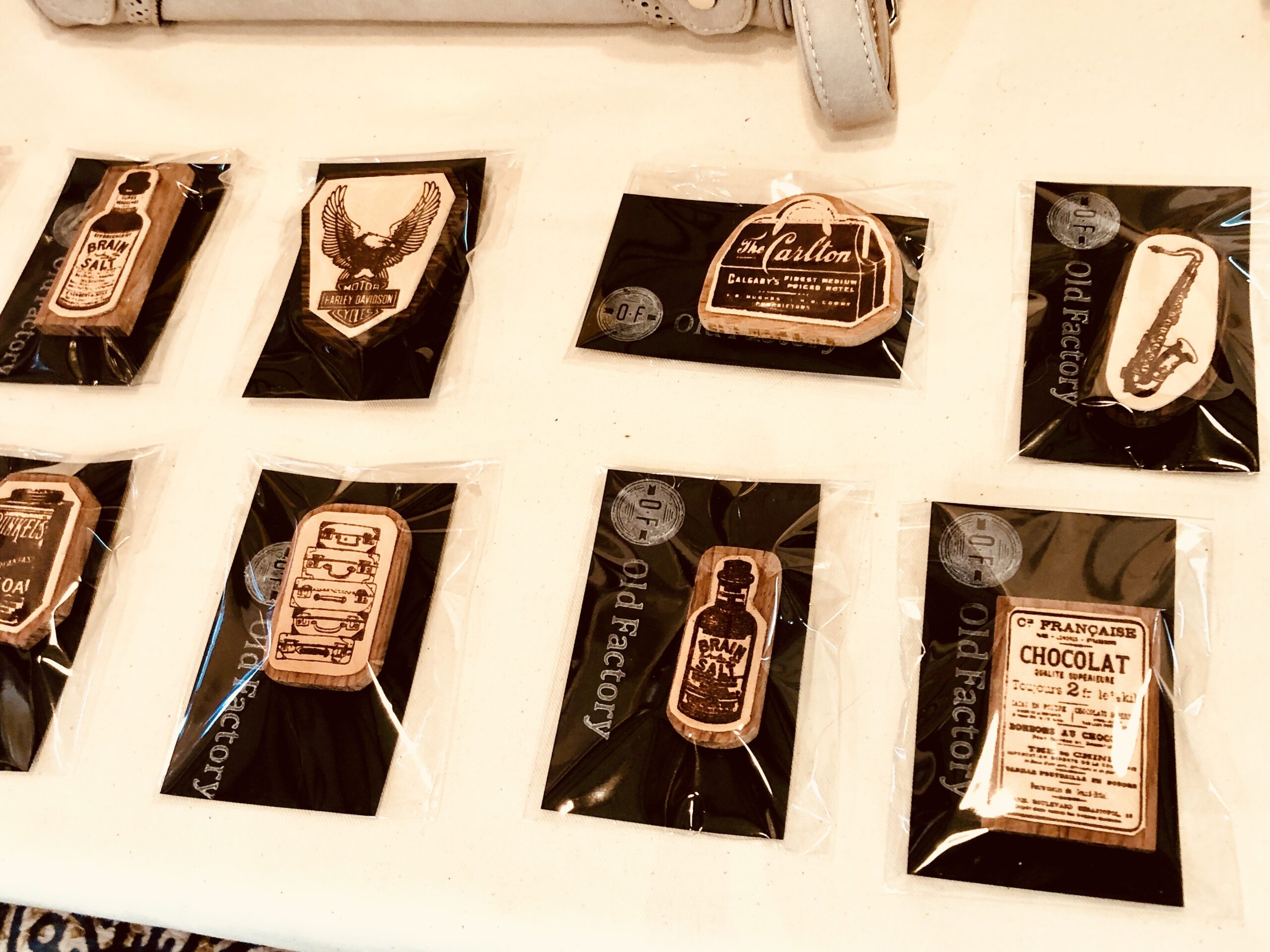 ウッドレザーブローチ