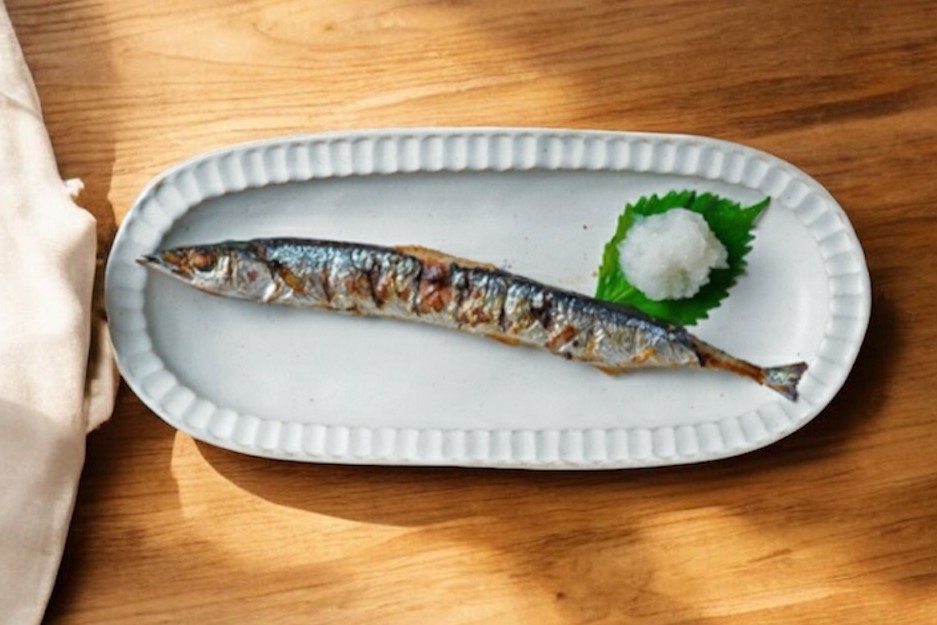 益子焼　縁にしのぎ模様が入った長いお皿