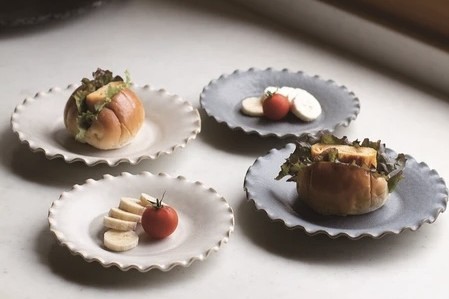 お皿の淵が波状プレート